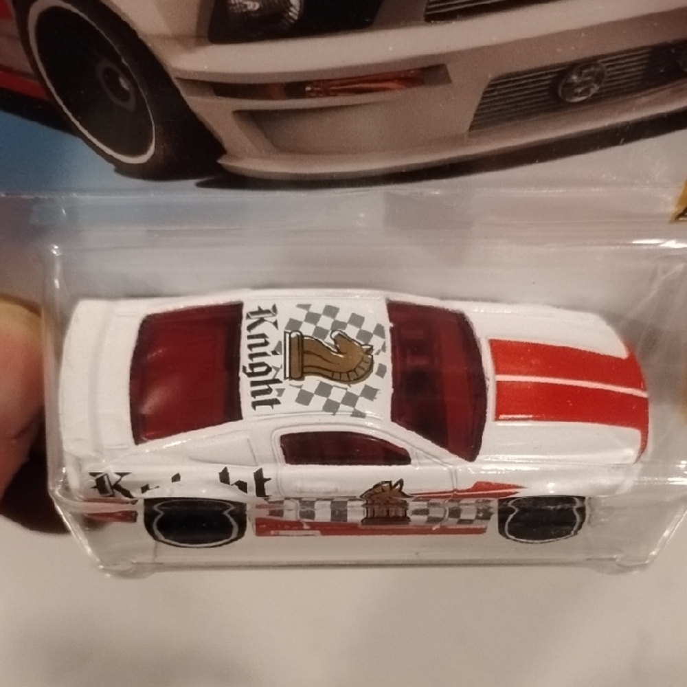 Mattel Hot Wheels '07 Ford Mustang - Red and White - Picture 3 of 8